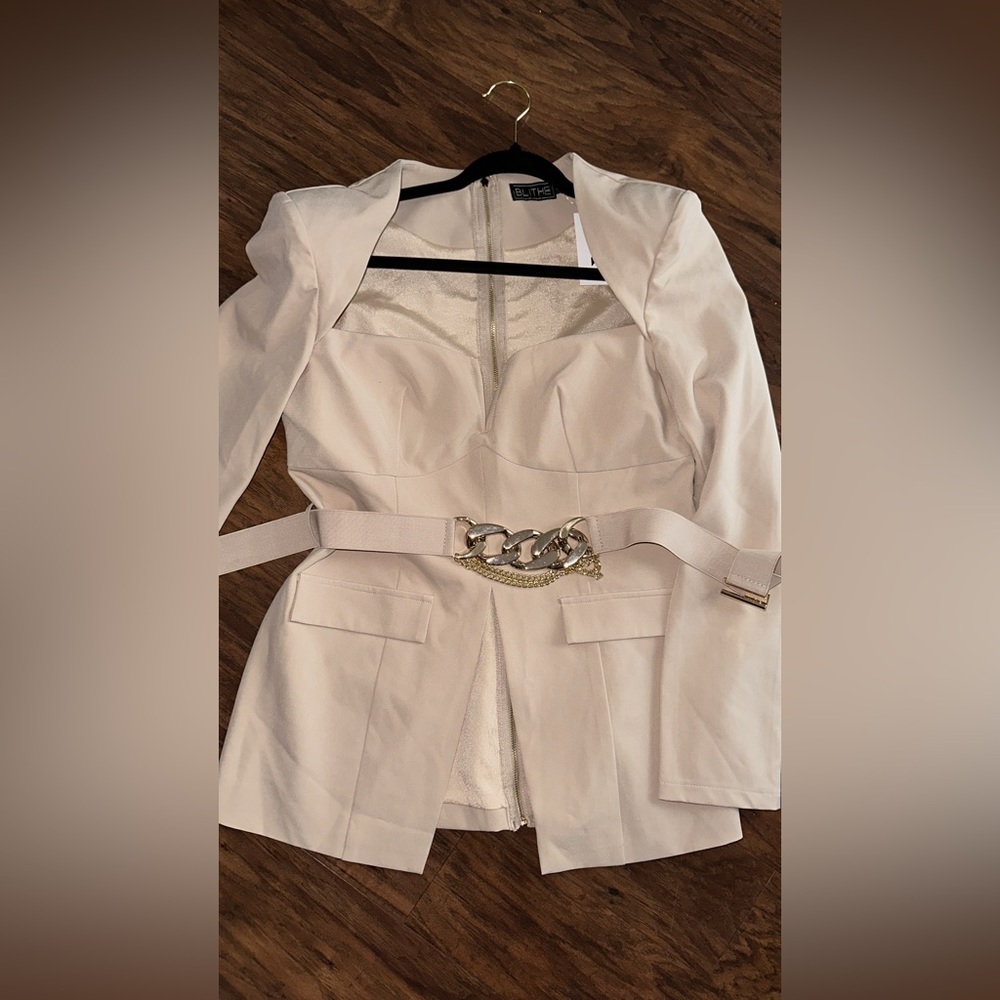 Chunky Belt Structured Top - Picture 3 of 3